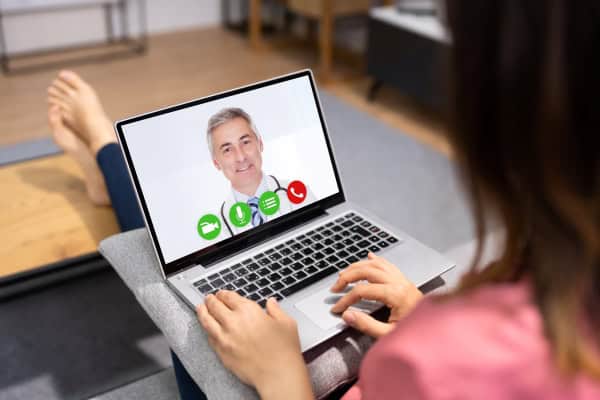 التقدم الطبي في عصر الأطباء عبر الإنترنت