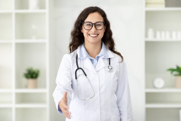 الأطباء على عتبة منازلهم يعيدون تشكيل النظام الصحي